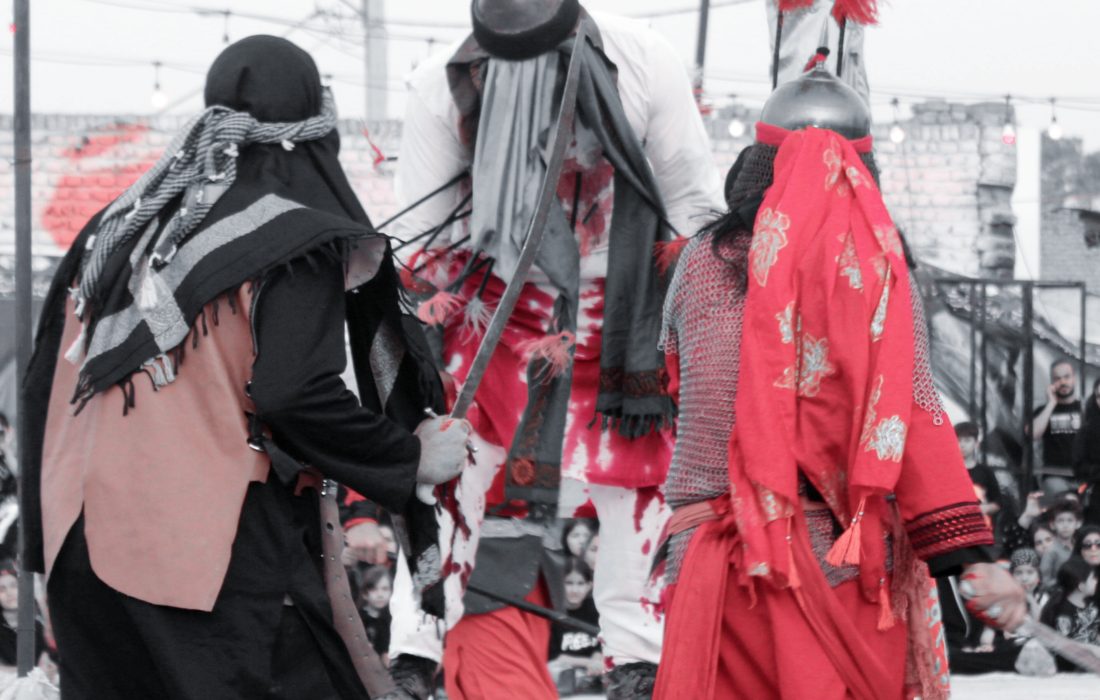اجرای نمایش روضه ” تیرها ” گروه بین المللی روضه نمایش اهل بیت (ع)