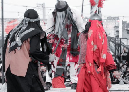 اجرای نمایش روضه ” تیرها ” گروه بین المللی روضه نمایش اهل بیت (ع)